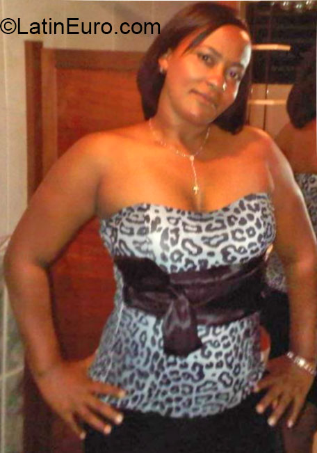 Date this athletic Dominican Republic girl Jokelais from Santo Domingo DO20722