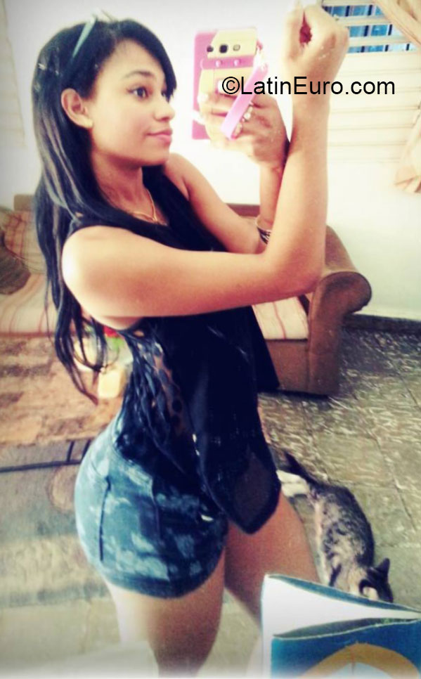 Date this funny Dominican Republic girl Paredez from Santo Domingo DO20784