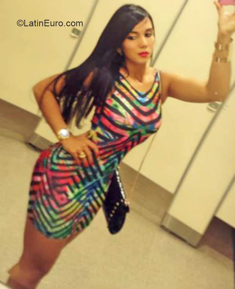 Date this attractive Dominican Republic girl Isa from Santo Domingo DO20825