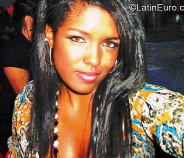 Date this lovely Colombia girl Angelirt from cali CO16683