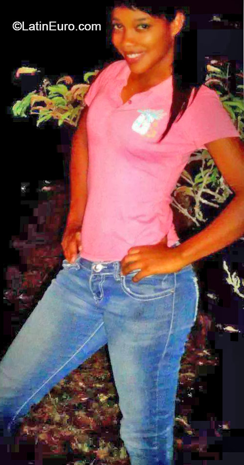 Date this sensual Colombia girl Andrea from Cali CO16721