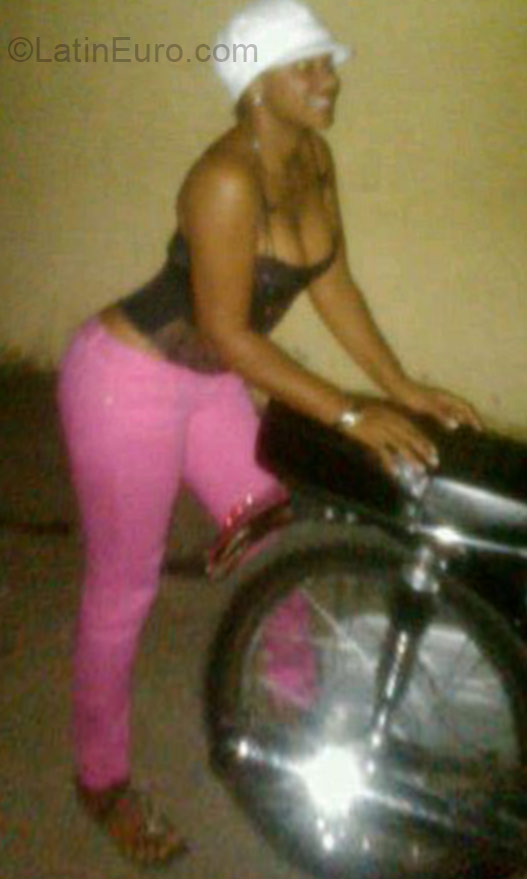 Date this beautiful Dominican Republic girl Issa from La Vega DO21057