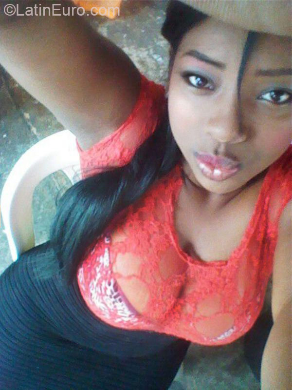 Date this foxy Dominican Republic girl Madheline from Santiago De Los Caballeros DO22394