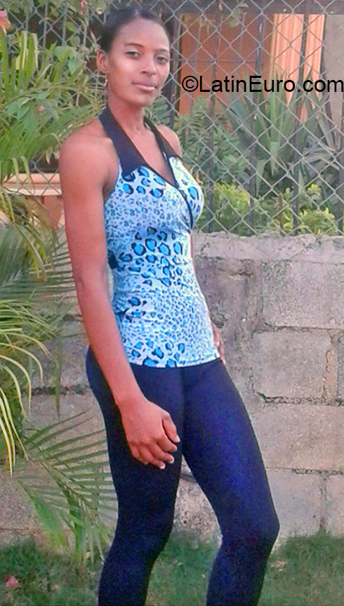 Date this delightful Dominican Republic girl Santa from Santo Domingo DO21111
