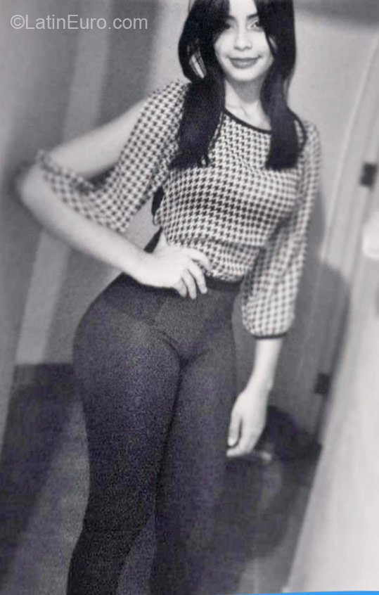 Date this nice looking Dominican Republic girl Carolina from Santo Domingo DO21206