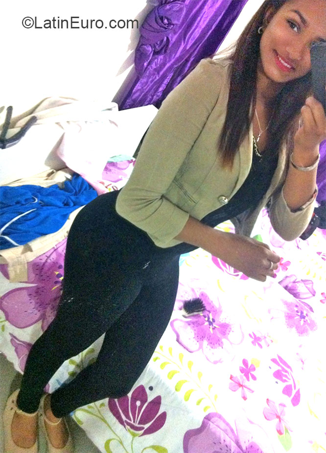 Date this stunning Dominican Republic girl Mayelin from Santiago DO21235