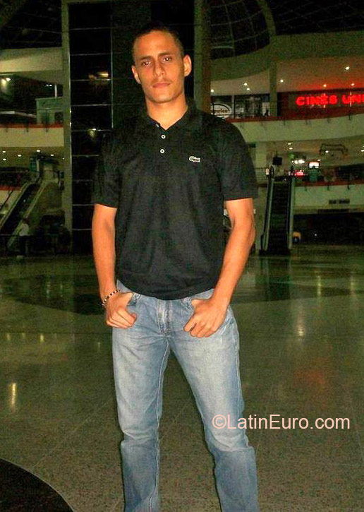 Date this gorgeous Venezuela man Anghell from Maracay VE396