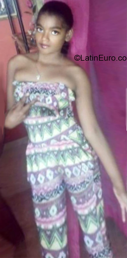 Date this nice looking Dominican Republic girl Yusmeiry from La Romana and Santo Domingo DO21349