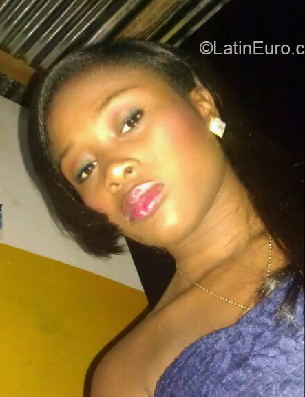 Date this nice looking Dominican Republic girl Melania from Santo Domingo DO21482