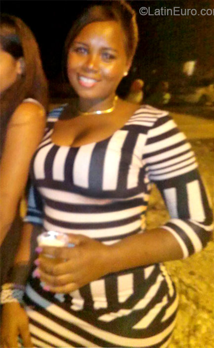 Date this good-looking Dominican Republic girl Desmirda from Santo Domingo DO21538