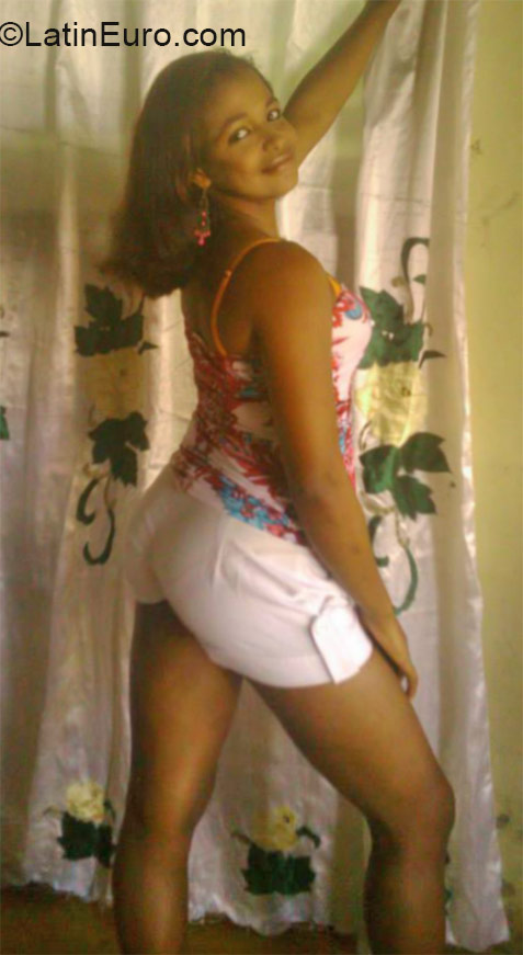 Date this nice looking Dominican Republic girl Nikaury from San francisco de macoris DO21598