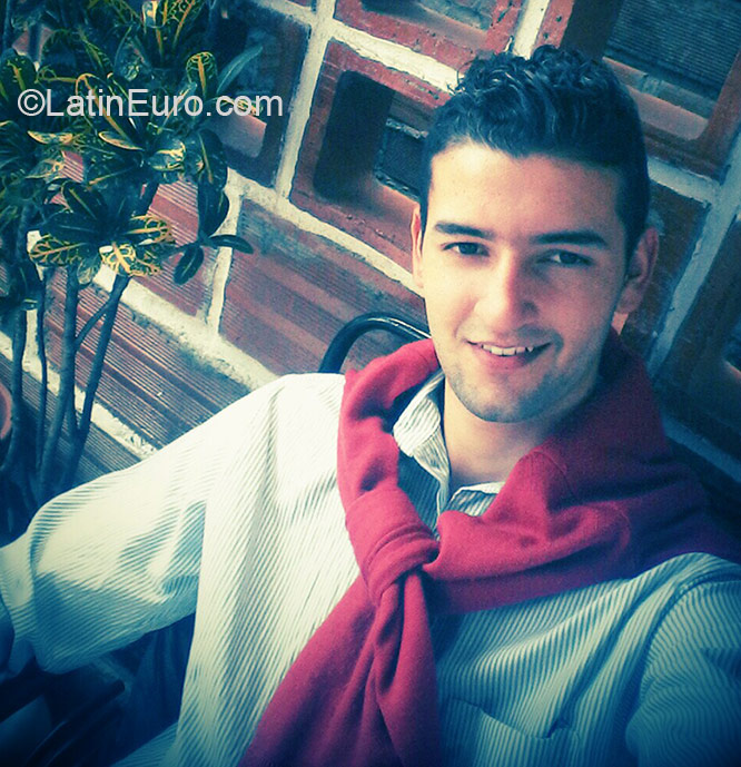 Date this sultry Colombia man Andres from Medellin CO17077
