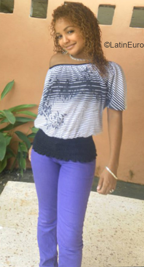 Date this charming Dominican Republic girl Dariany from Santo Domingo DO21619