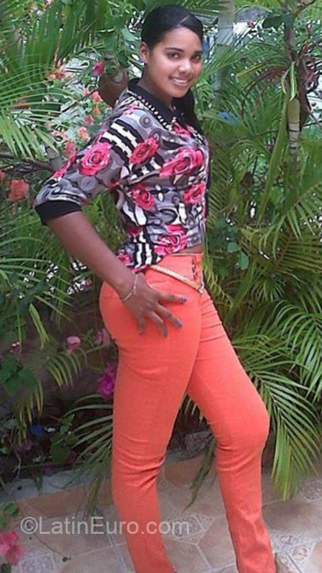 Date this pretty Dominican Republic girl Orquidea from Santo Domingo DO21644