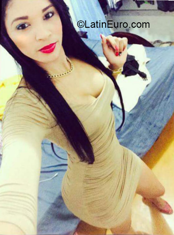 Date this stunning Dominican Republic girl Katherine from Santiago DO21664