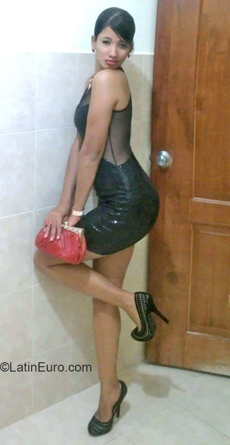 Date this attractive Dominican Republic girl Lorena from Santo Domingo DO21694