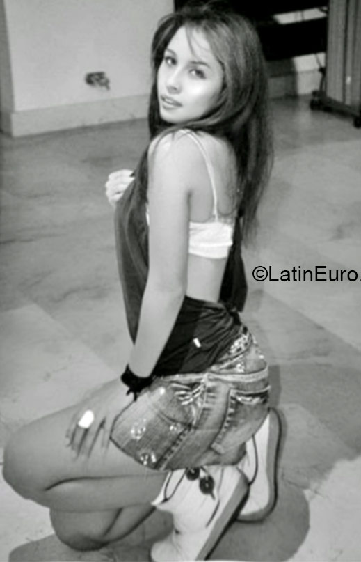 Date this georgeous Colombia girl Deyi from Medellin CO17149