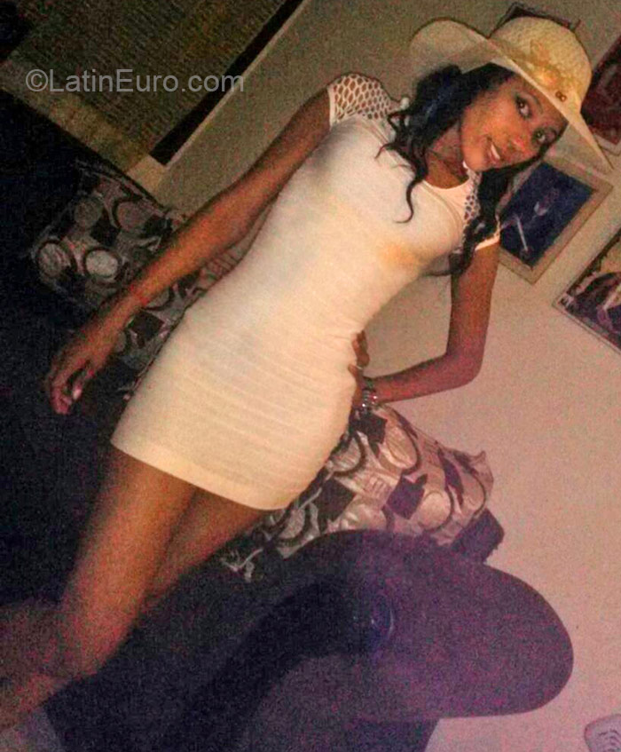Date this nice looking Dominican Republic girl Nisde from Santo Domingo DO21719