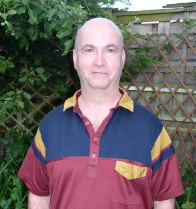 Date this charming United Kingdom man Laurie from New Malden PH761