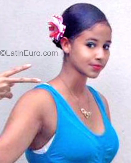 Date this nice looking Dominican Republic girl Angelica from Santo Domingo DO21805