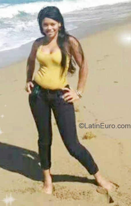 Date this happy Dominican Republic girl Nayari from Puerto Plata DO21825