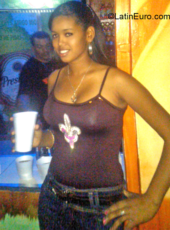 Date this delightful Dominican Republic girl Diany from Santo Domingo DO21936