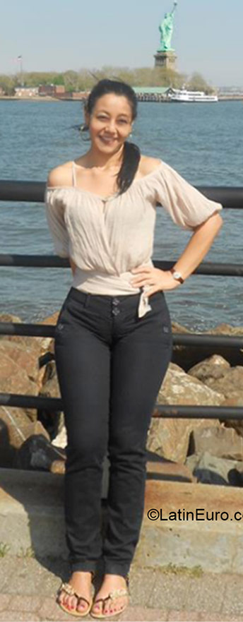 Date this nice looking Colombia girl Ana from Cali CO17305