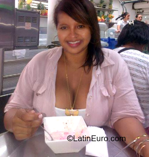 Date this voluptuous Colombia girl Nidia from Cali CO17332