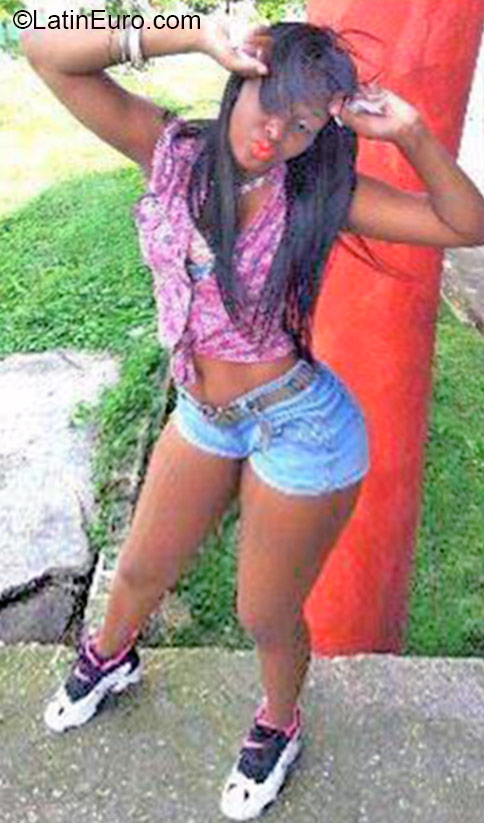 Date this happy Dominican Republic girl Genesis from Santo Domingo DO23650