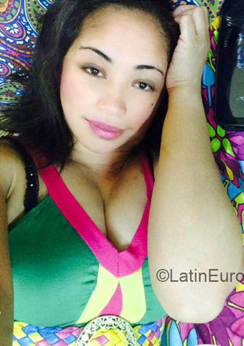 Date this sensual Saudi Arabia girl Emaruth from Riyadh SA19