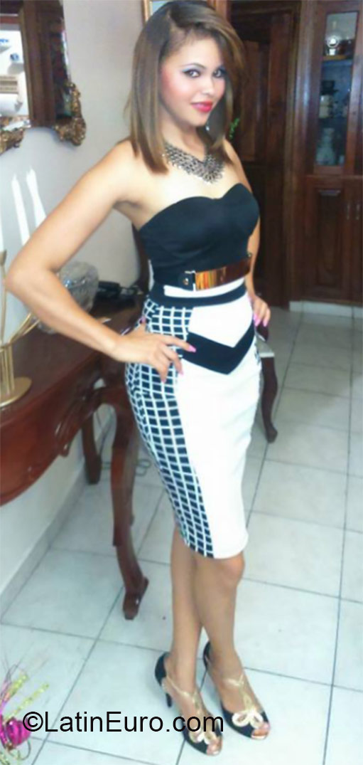 Date this foxy Dominican Republic girl Yefreisi from Santo Domingo DO22213