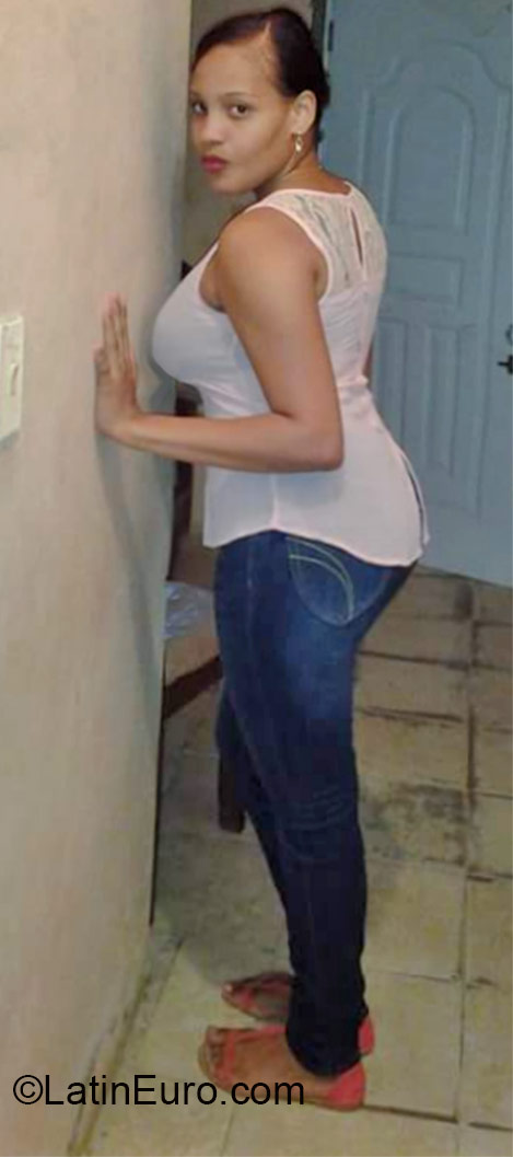 Date this voluptuous Dominican Republic girl Ana from Santo Domingo DO22232