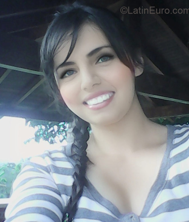 Date this charming Colombia girl Lorena from Bucaramanga CO17458