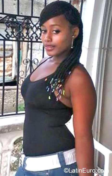 Date this nice looking Dominican Republic girl Dahiania from Rio San Juan DO22259