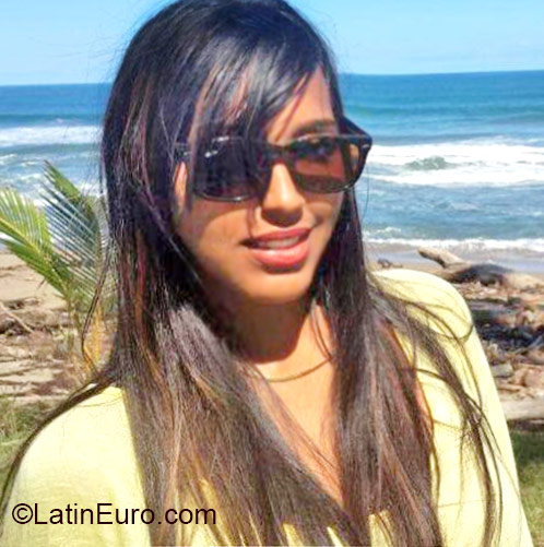 Date this attractive Dominican Republic girl Laura from Santo Domingo DO22333