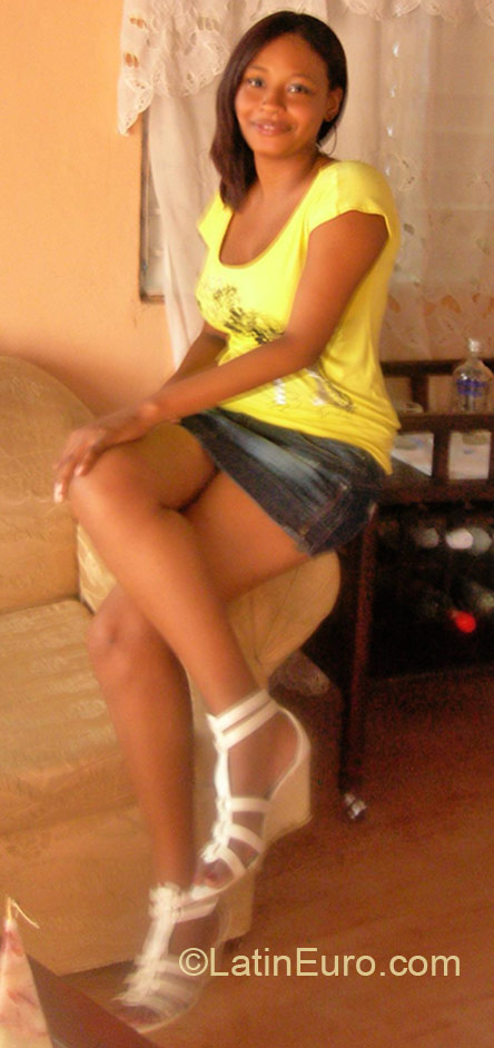 Date this nice looking Dominican Republic girl Karina from Santo Domingo DO22377