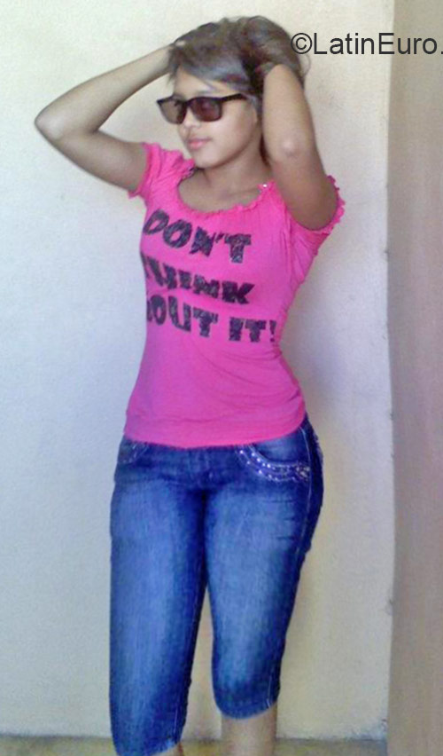 Date this nice looking Dominican Republic girl Karina from Santo Domingo DO22418