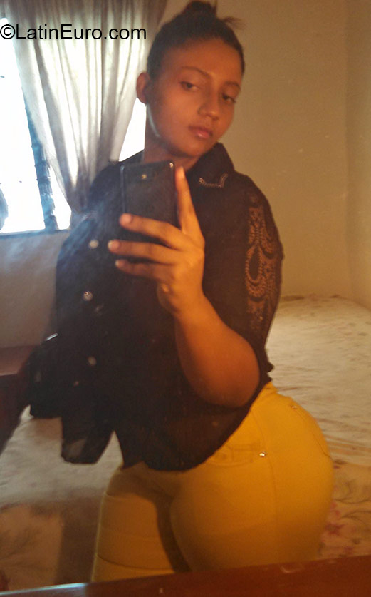 Date this stunning Dominican Republic girl Yira from Santo Domingo DO22447