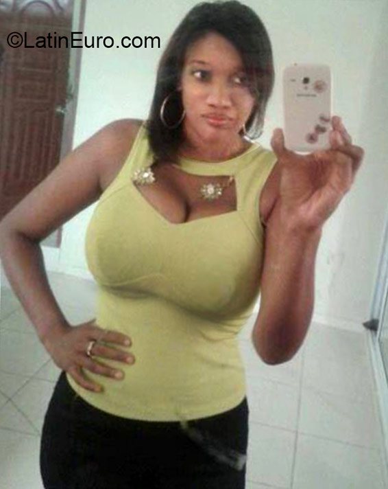 Date this pretty Dominican Republic girl Alejandra from Santiago DO22458