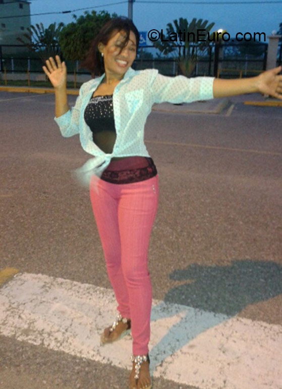 Date this beautiful Dominican Republic girl Berkis from Santo Domingo DO22482