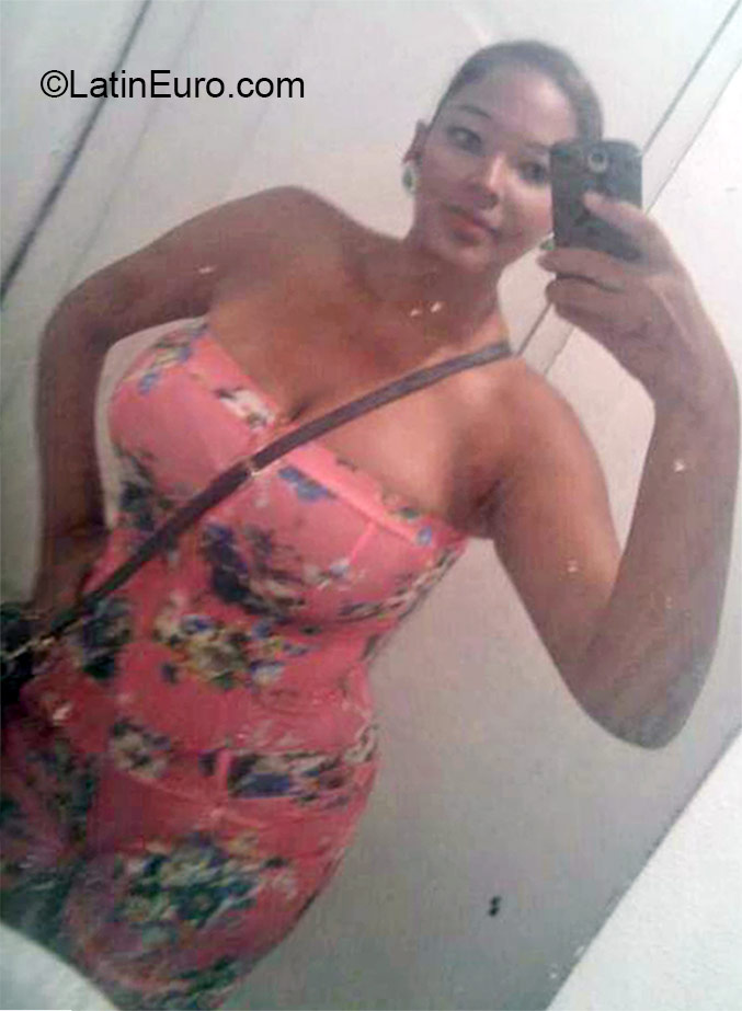 Date this happy Dominican Republic girl Jeni from Santo Domingo DO22496