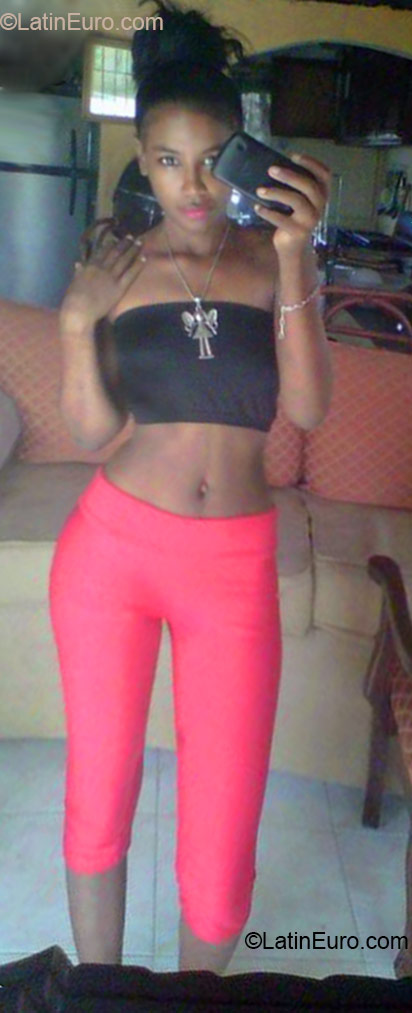 Date this gorgeous Dominican Republic girl Yoamia from Santo Domingo DO22954