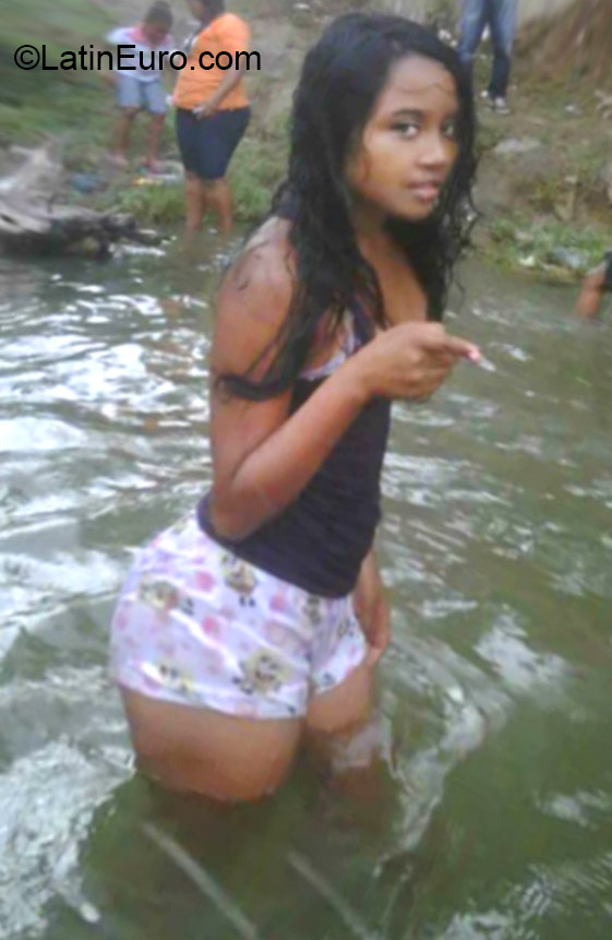 Date this lovely Dominican Republic girl Pamelita from Santo Domingo DO22579