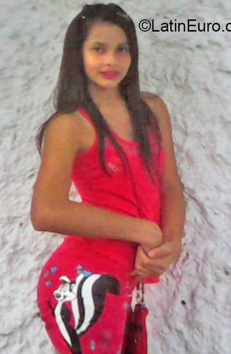 Date this nice looking Colombia girl Maria from Garzon CO17684
