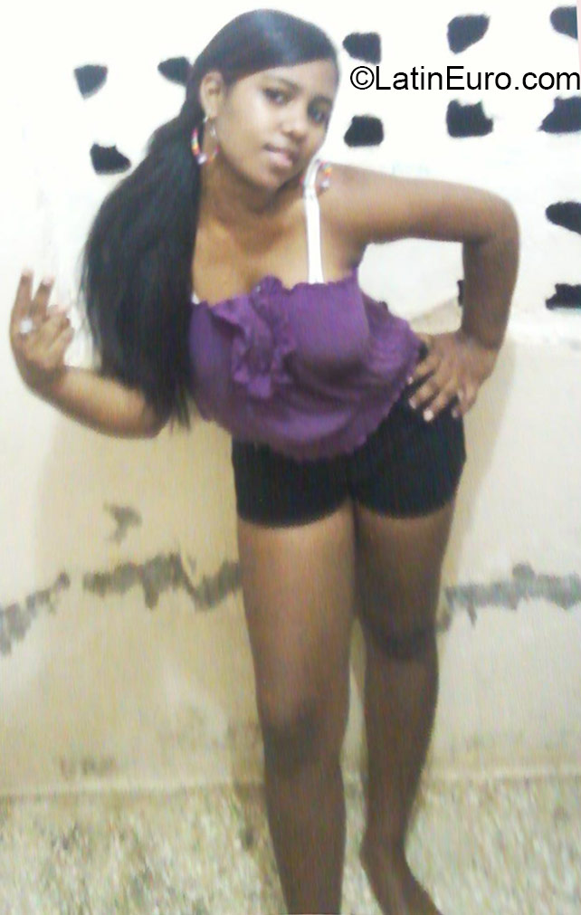 Date this nice looking Dominican Republic girl Heidy from Cotui DO22680