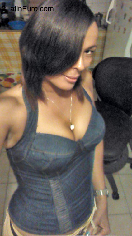 Date this happy Dominican Republic girl Mari from San Pedro De Macoris DO22711