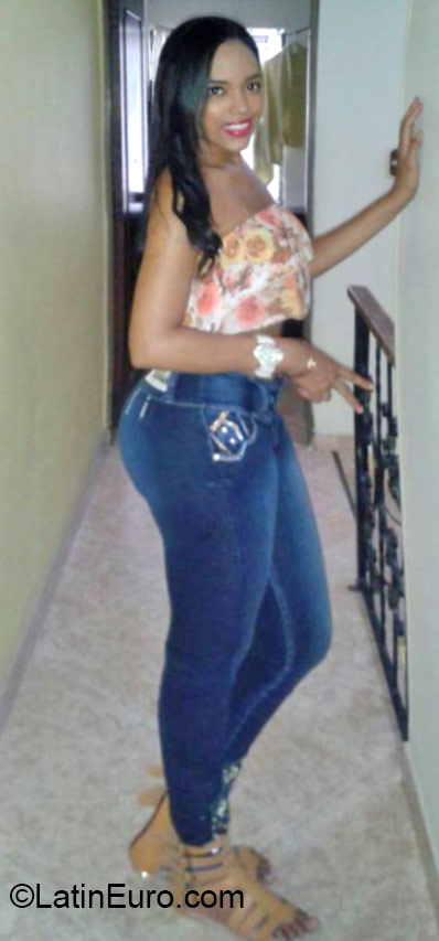 Date this cute Colombia girl Nahomy from Cali CO17748