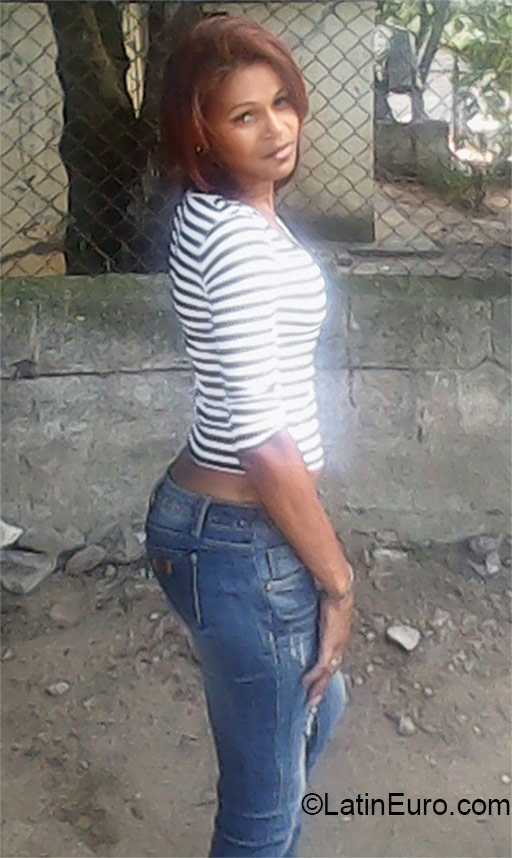 Date this charming Dominican Republic girl Yisaura from Santiago DO22754