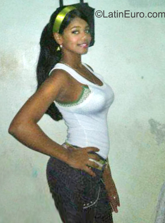 Date this hard body Dominican Republic girl Robali from Santo Domingo DO22859