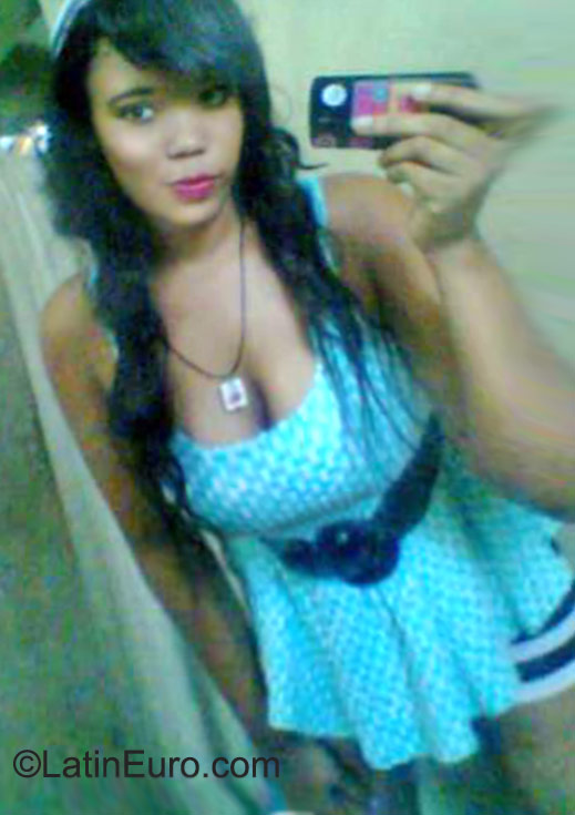 Date this nice looking Dominican Republic girl Ariany from Santo Domingo DO22881